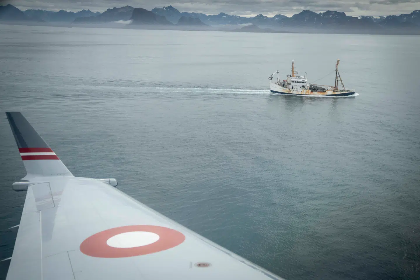 Patruljeflyvning i Forsvarets Challenger-fly, som kan holde øje med, hvad der sker på land og hav i og ved Grønland. Luftrumsovervågningen kniber det mere med.
