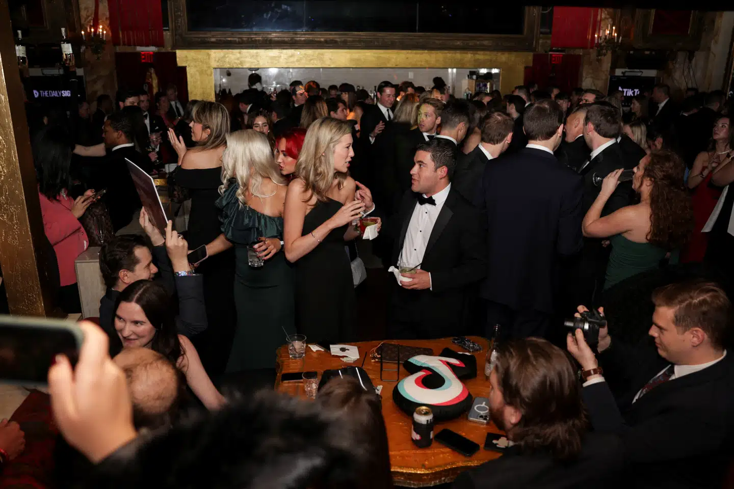 Gæster til den TikTok-sponsorerede Power 30 Awards-fest for influencere, som støttede Donald Trumps valgkampagne. Power 30 Awards-festen er omdrejningspunkt for en meget omdiskuteret artikel i det amerikanske New York Magazine. Foto: Kevin Mohatt, Scanpix.