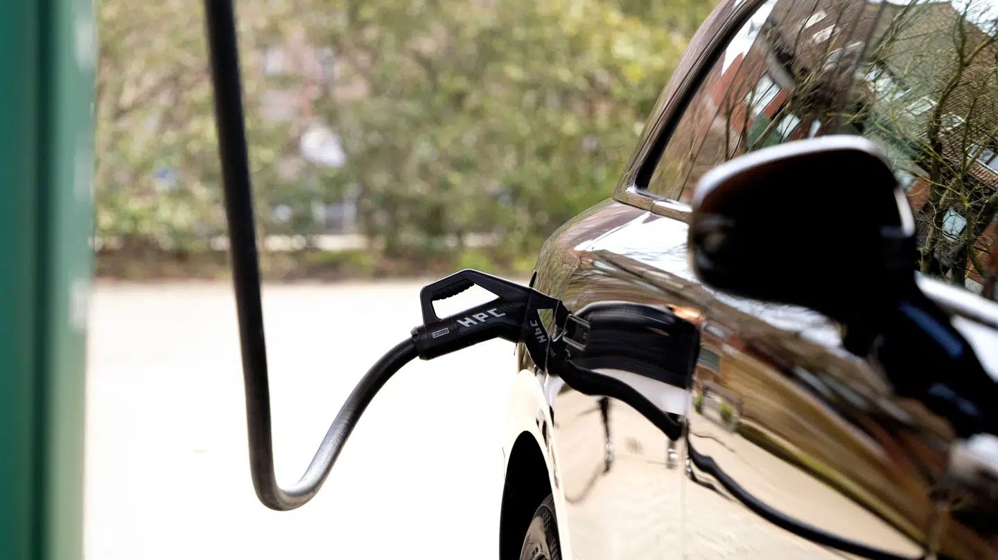 En afgørelse fra Skatterådet betyder, at det bliver dyrere at have både en elbil og solceller.