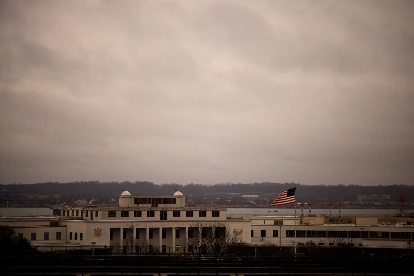 Bjærgningshold arbejder nær Ronald Reagan Washington National Airport tæt på, hvor ulykken onsdag lokal tid fandt sted.