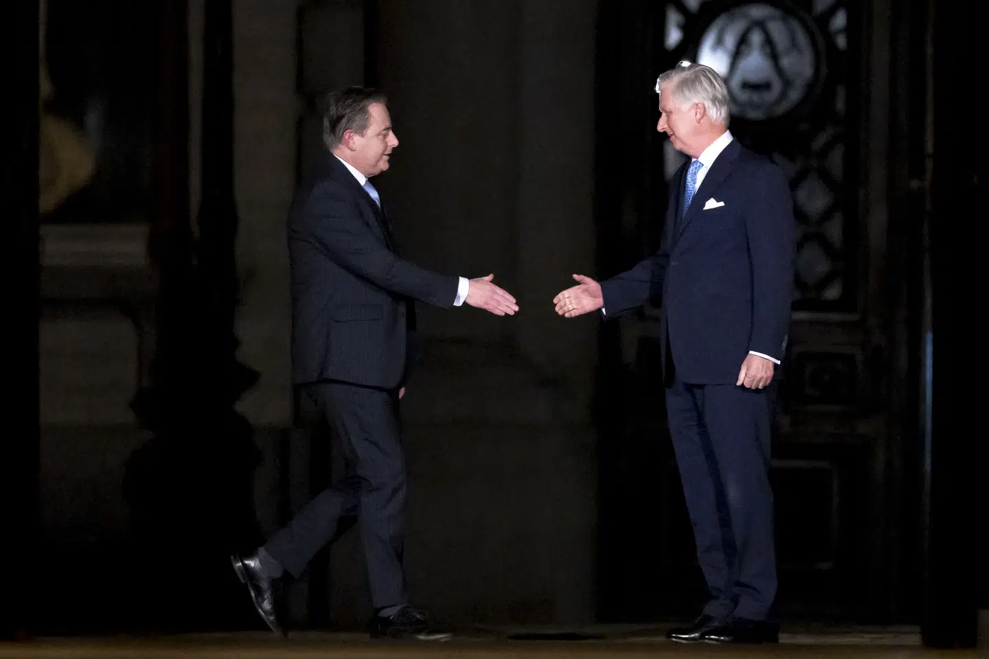 Lederen af Ny-Flamsk Alliance (N-VA), Bart De Wever, giver hånd til kong Philippe af Belgien fredag, efter at det står klart, at Bart de Wever bliver ny premierminister i landet.