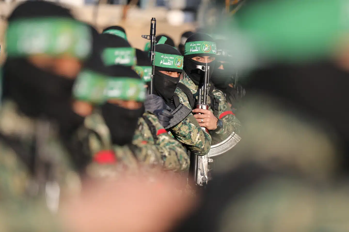 Militante fra Hamas står vagt under overdragelsen af de israelske gidsler i Gaza.