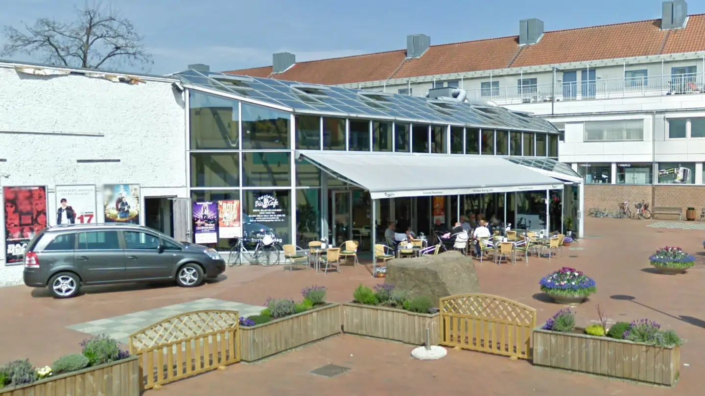 Den 40-årige blev blandt andet dømt for at have stjålet 40 caféstole ved et natligt indbrud i Værløse Bio. Senere fandt politiet stolene hos en hæler et andet sted i Nordsjælland.