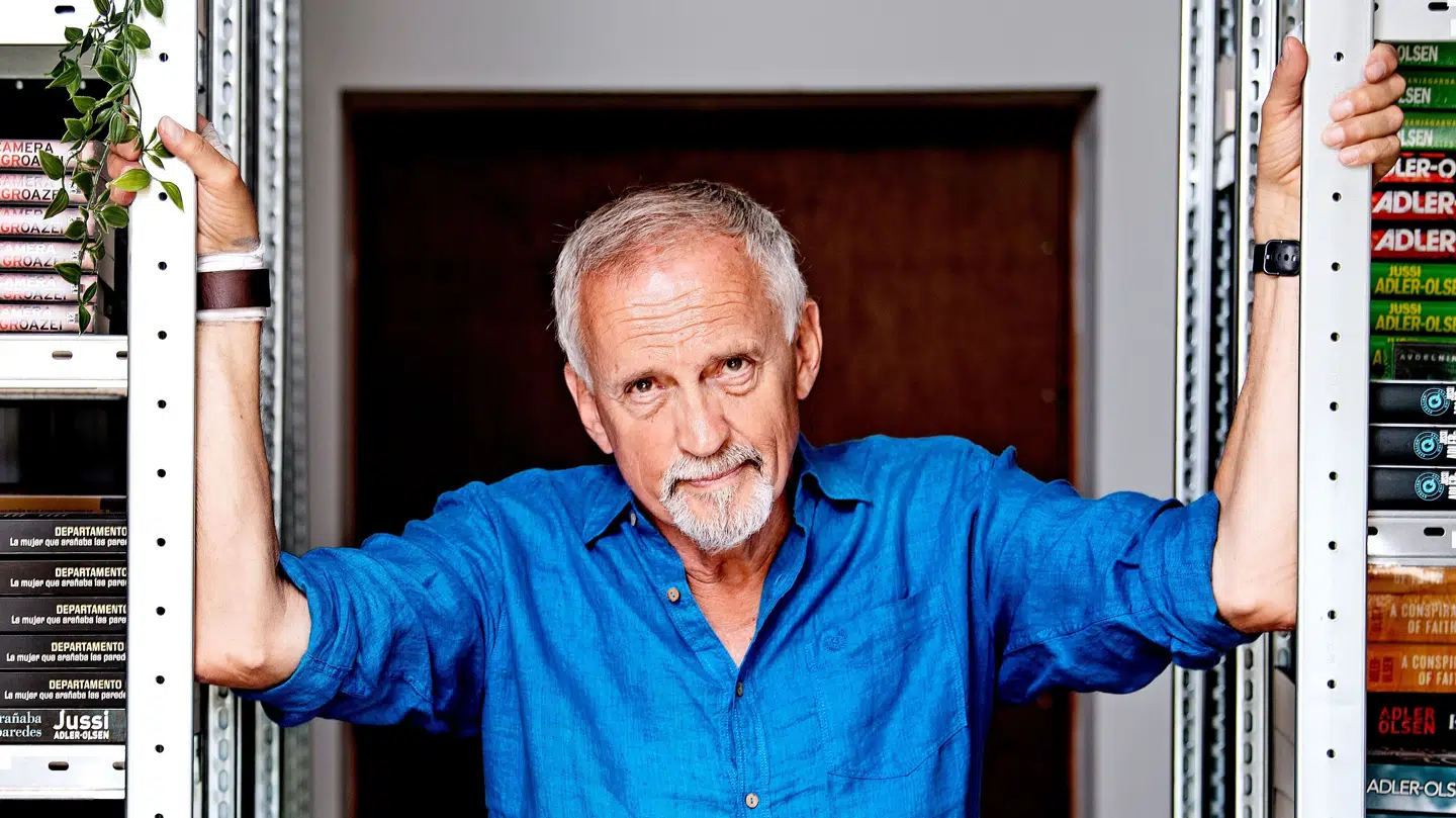 Jussi Adler-Olsen betragter sygdommen som et nederlag, fortæller han.