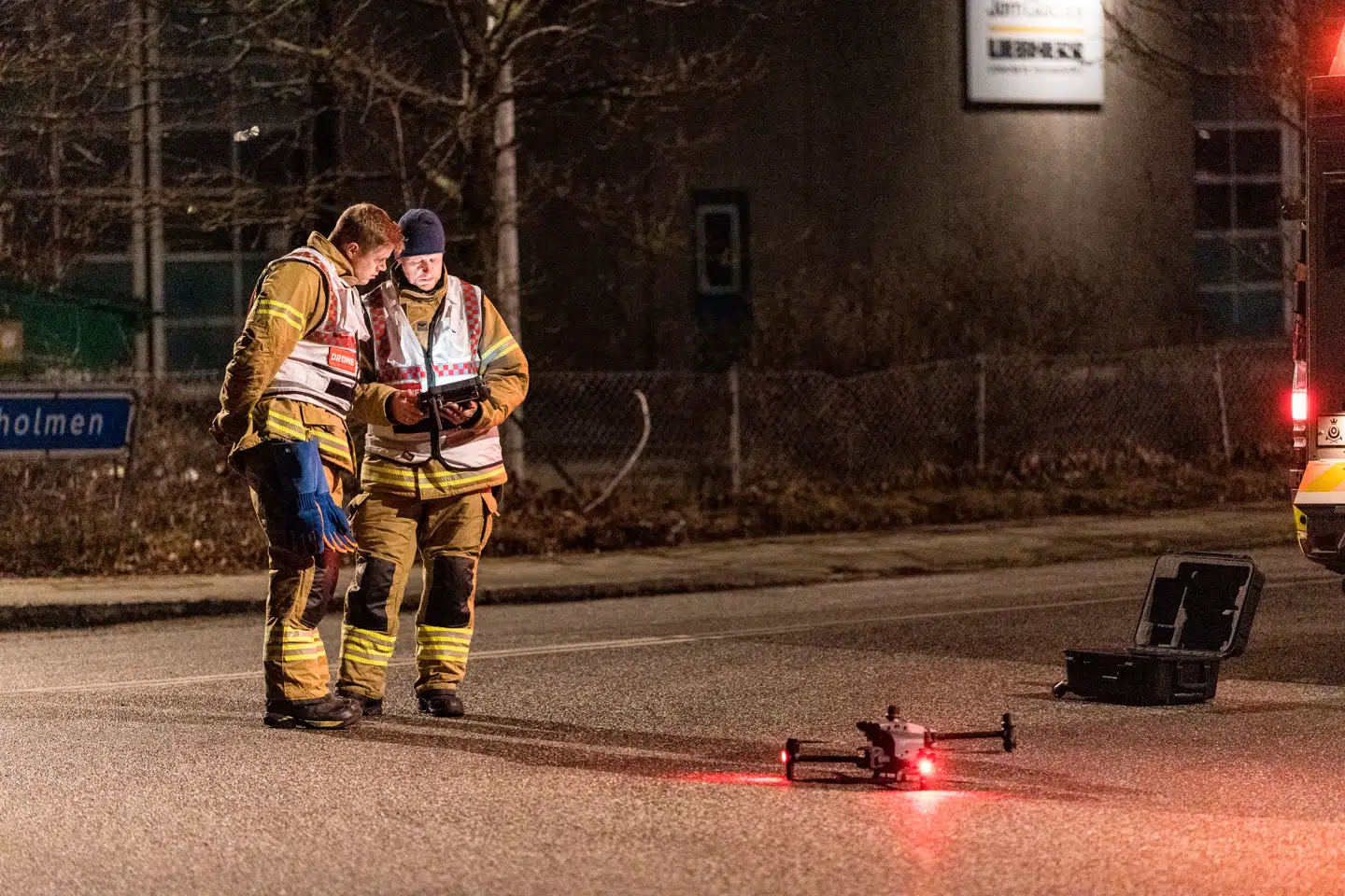 Politifolk arbejder tæt på Københavns Lufthavn fredag aften, efter der var observeret ukendte droner i området.