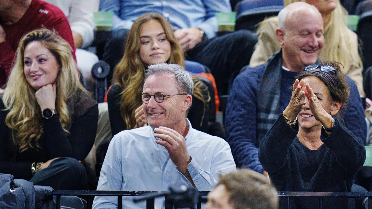 Laila Hasanovic (i midten, række to) på plads i Royal Arena.