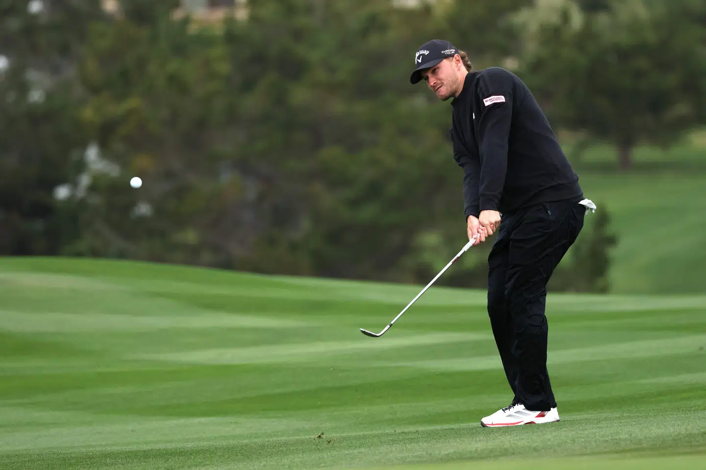 Rasmus Højgaard i aktion på sjette hul under tredje runde ved PGA-turneringen AT&T Pebble Beach Pro-Am.