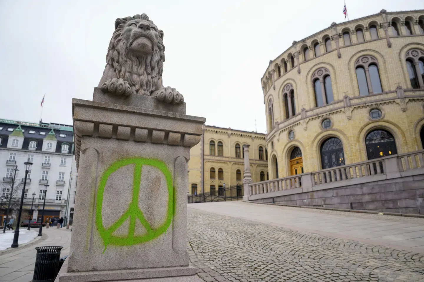 Et af de vartegn i Oslo, der har været udsat for graffiti, er en statue ved Løvebakken foran det norske Storting. (Arkivfoto).
