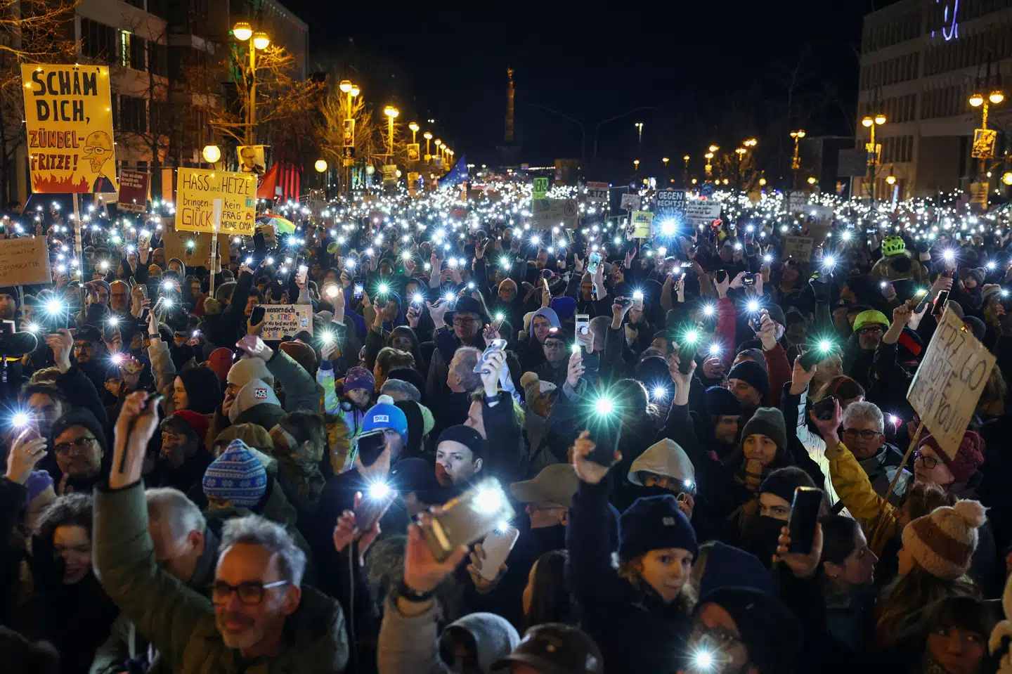 Tusindvis af personer demonstrerer i Berlin mod den yderste højrefløj.
