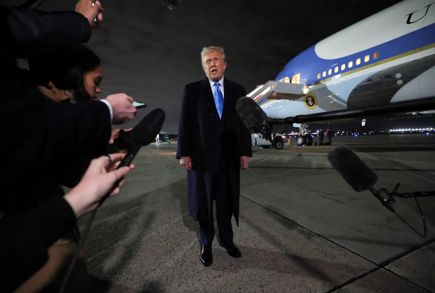 Donald Trump har indført told på varer fra Kina, Canada og Mexico. Det samme vil snart ske på varer fra EU, siger præsidenten.