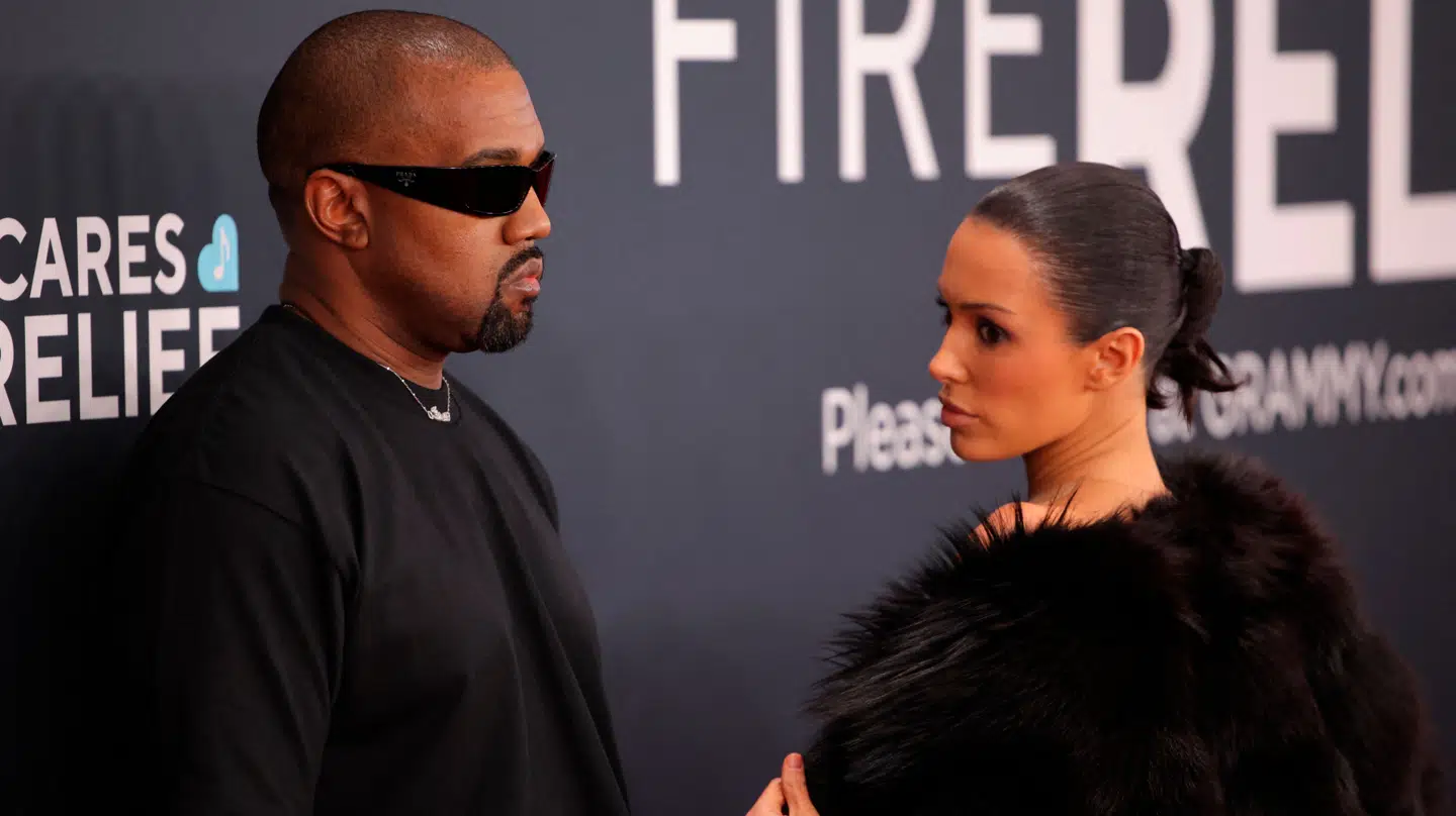 Kanye West og Bianca Censori på den røde løber ved årets Grammyfest. Kort efter ankomsten, smed hun pelsen.
