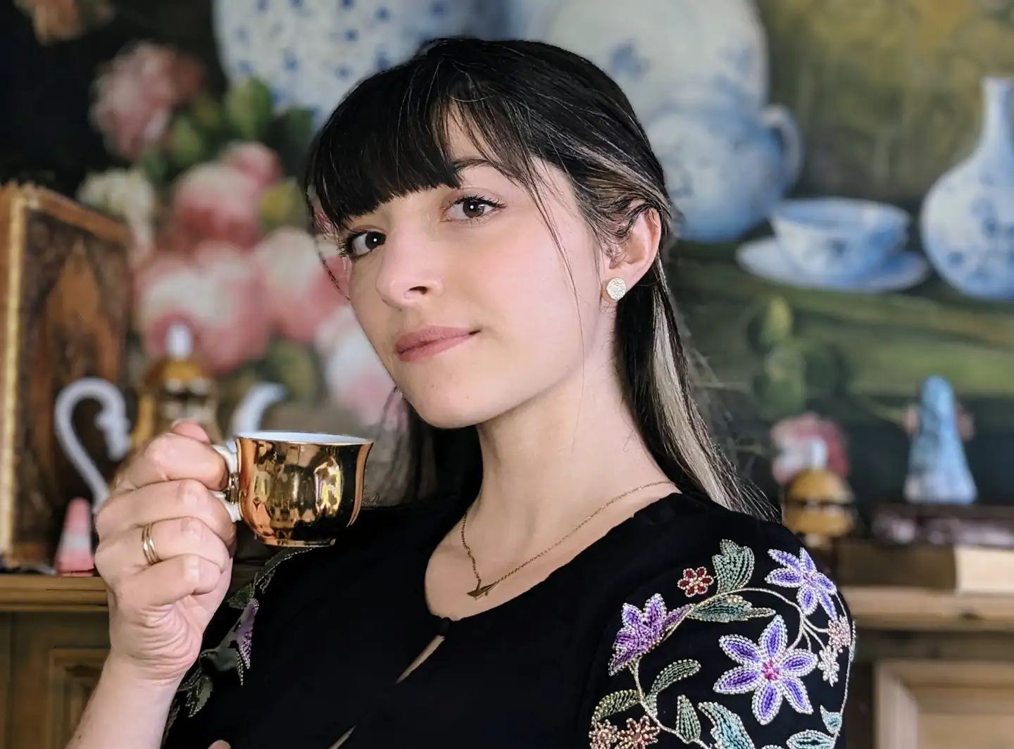 Chris Vuklisevic fabler om te og gespenster. På én gang vildt og disciplineret.