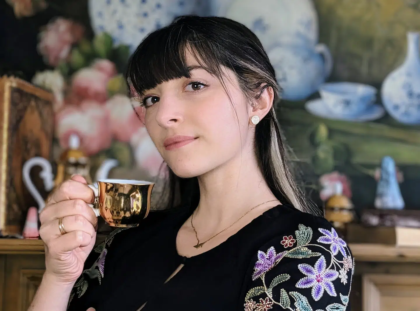 Chris Vuklisevic fabler om te og gespenster. På én gang vildt og disciplineret.