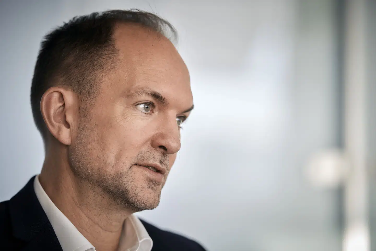 Minister for den grønne trepart Jeppe Bruus siger, at han vil "udfordre den måde, ulvene er blevet håndteret på tidligere". Han skal blandt andet drøfte mulighederne for regulering af ulve med EU's miljøkommissær. (Arkivfoto).