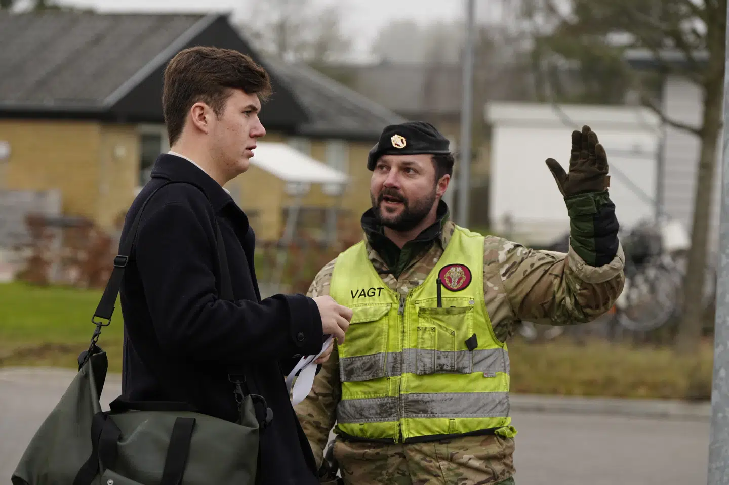 Kronprins Christian ankom alene til kasernen ved Slagelse.