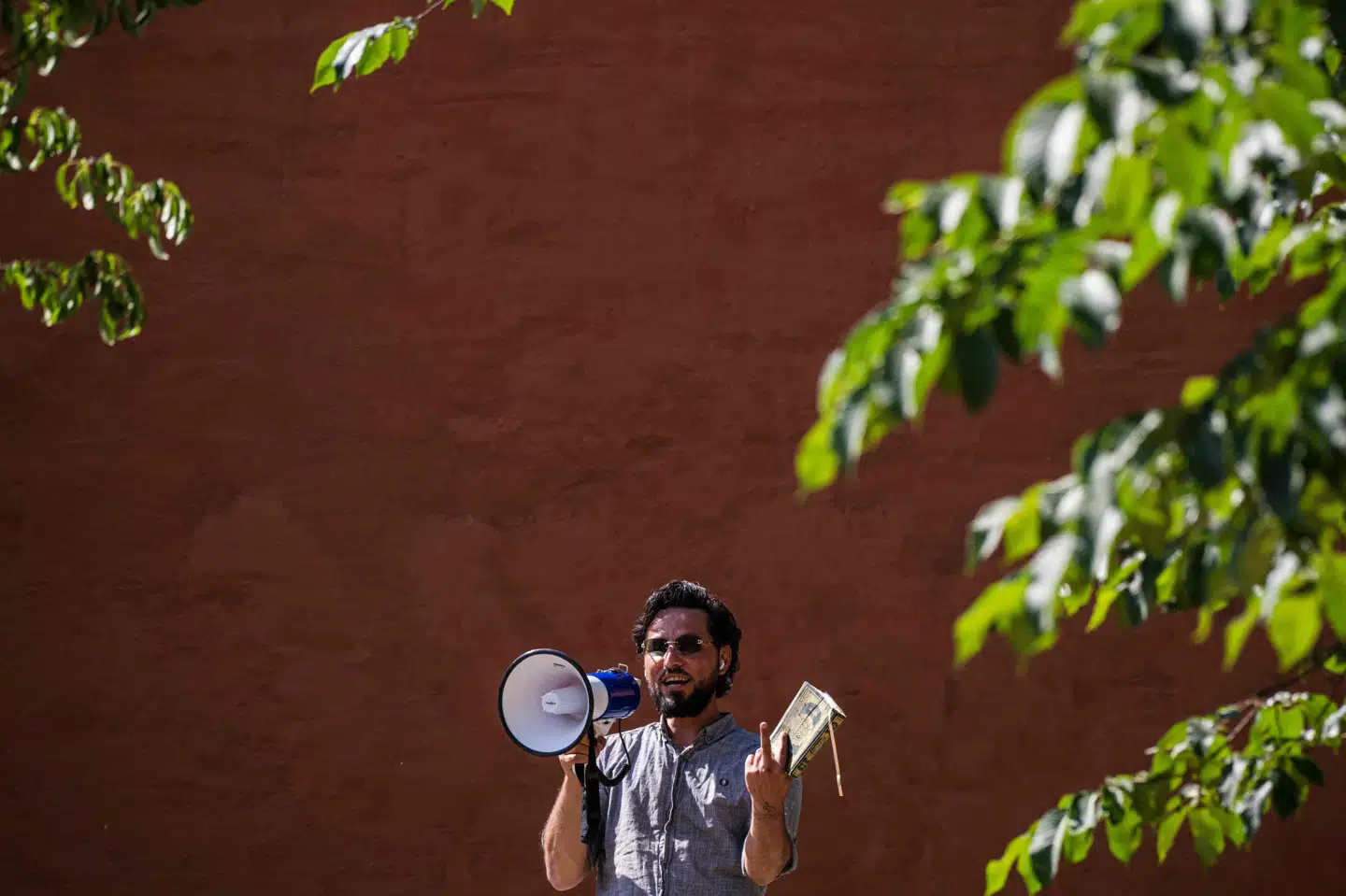 Den nu afdøde Salwan Momika under en protest i sommeren 2023. Han blev dræbt i sidste uge. Sammen med Salwan Najem var han tiltalt for "hetz mod en befolkningsgruppe". (Arkivfoto).