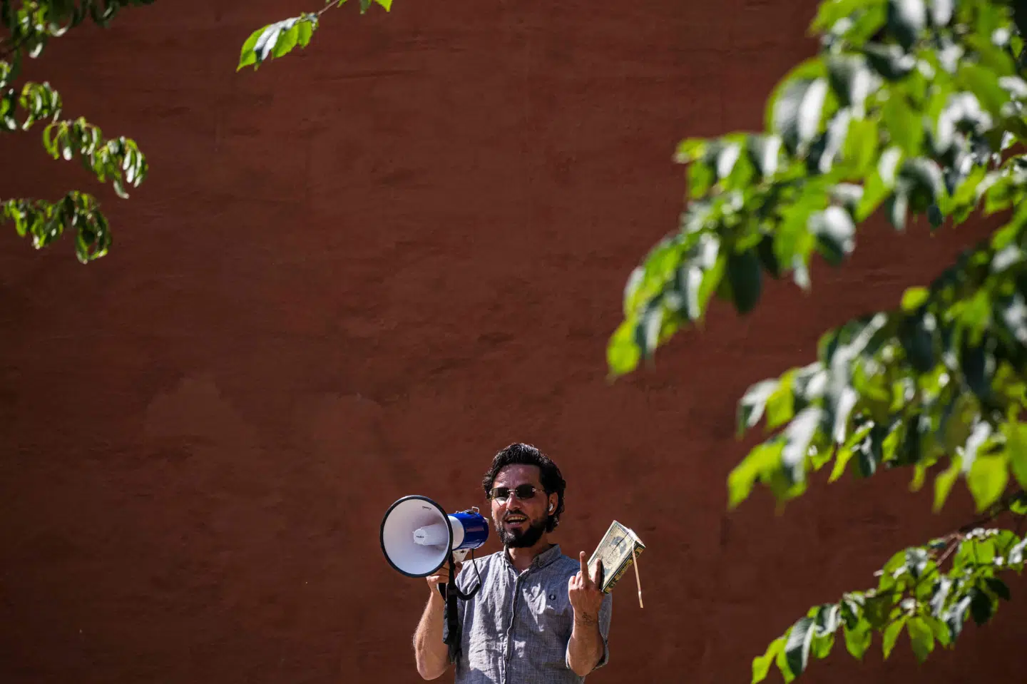 Den nu afdøde Salwan Momika under en protest i sommeren 2023. Han blev dræbt i sidste uge. Sammen med Salwan Najem var han tiltalt for "hetz mod en befolkningsgruppe". (Arkivfoto).