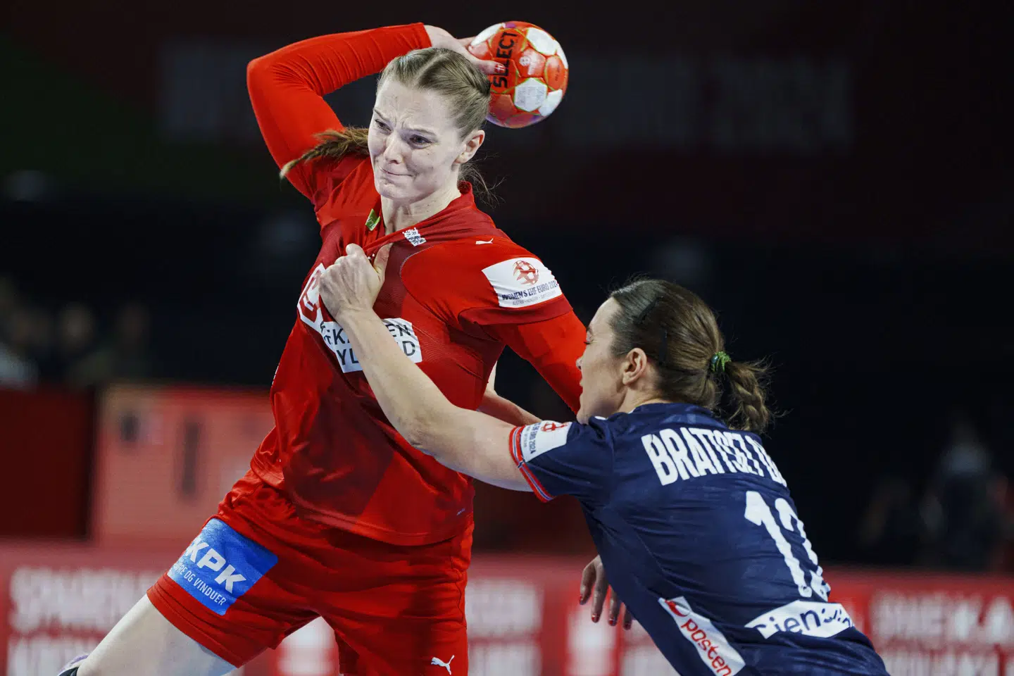 Landsholdsbacken Anne Mette Hansen (til venstre) fortsætter karrieren i rumænsk håndbold. (Arkivfoto).