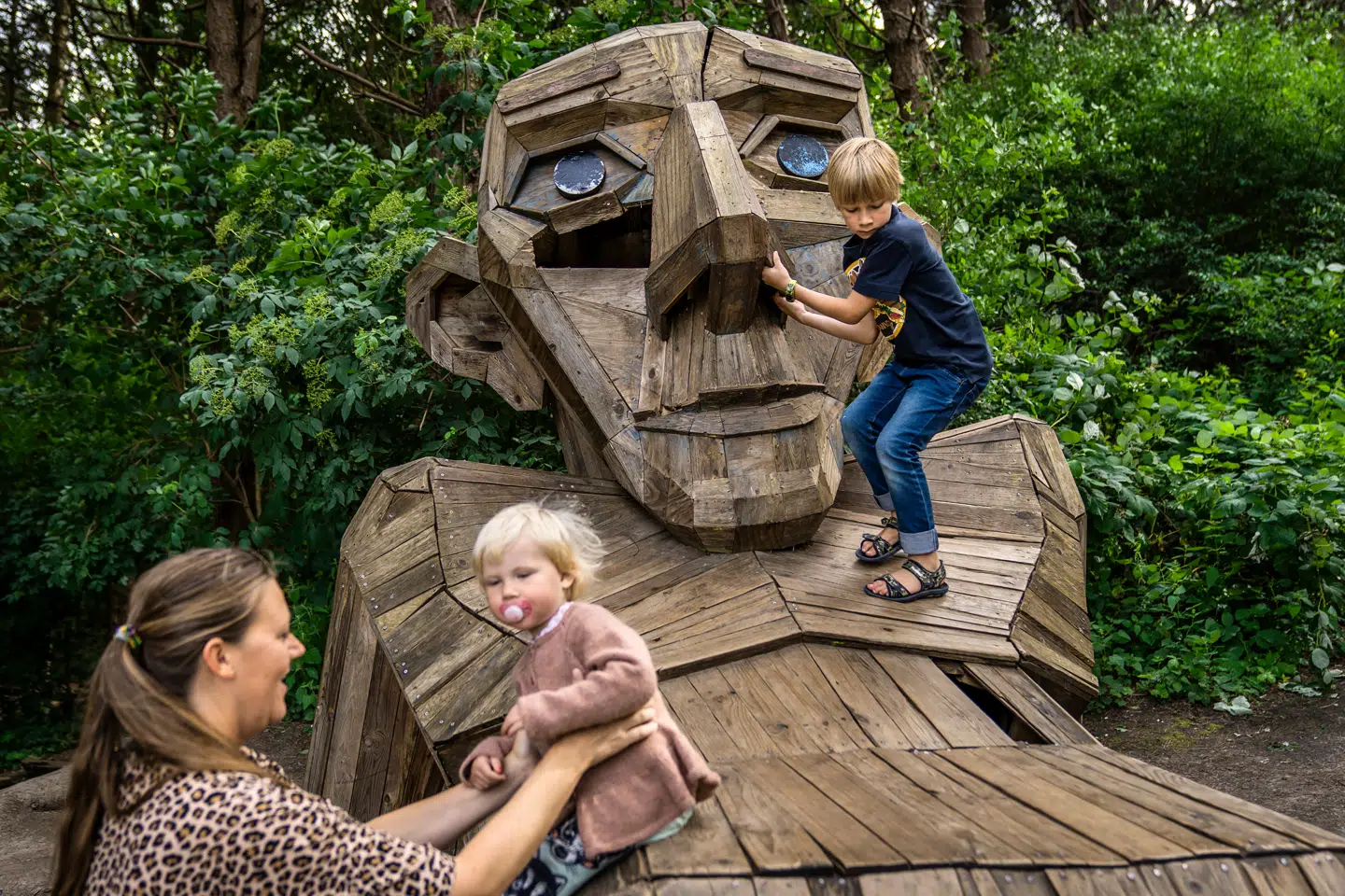 Kunstneren Thomas Dambo opførte i forbindelse med Vestegnens Kulturuge 2016 seks store træskulpturer på unikke steder på Vestegnen. De er blevet en stor succes.