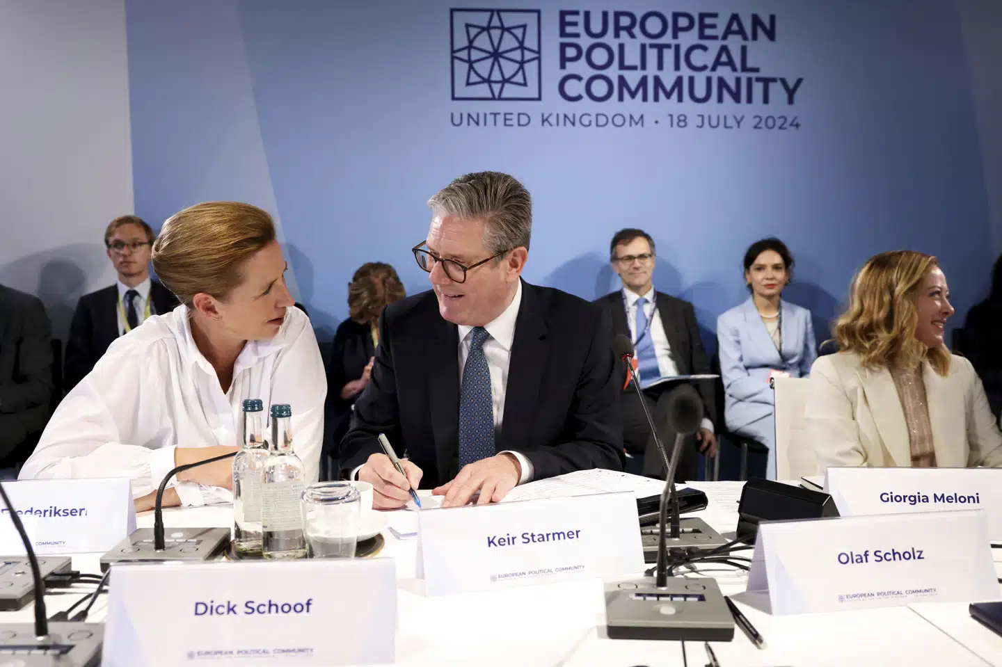 Statsminister Mette Frederiksen (S) ses her under et møde sidste år med Storbritanniens premierminister, Keir Starmer. Tirsdag mødes de to i London. (Arkivfoto).