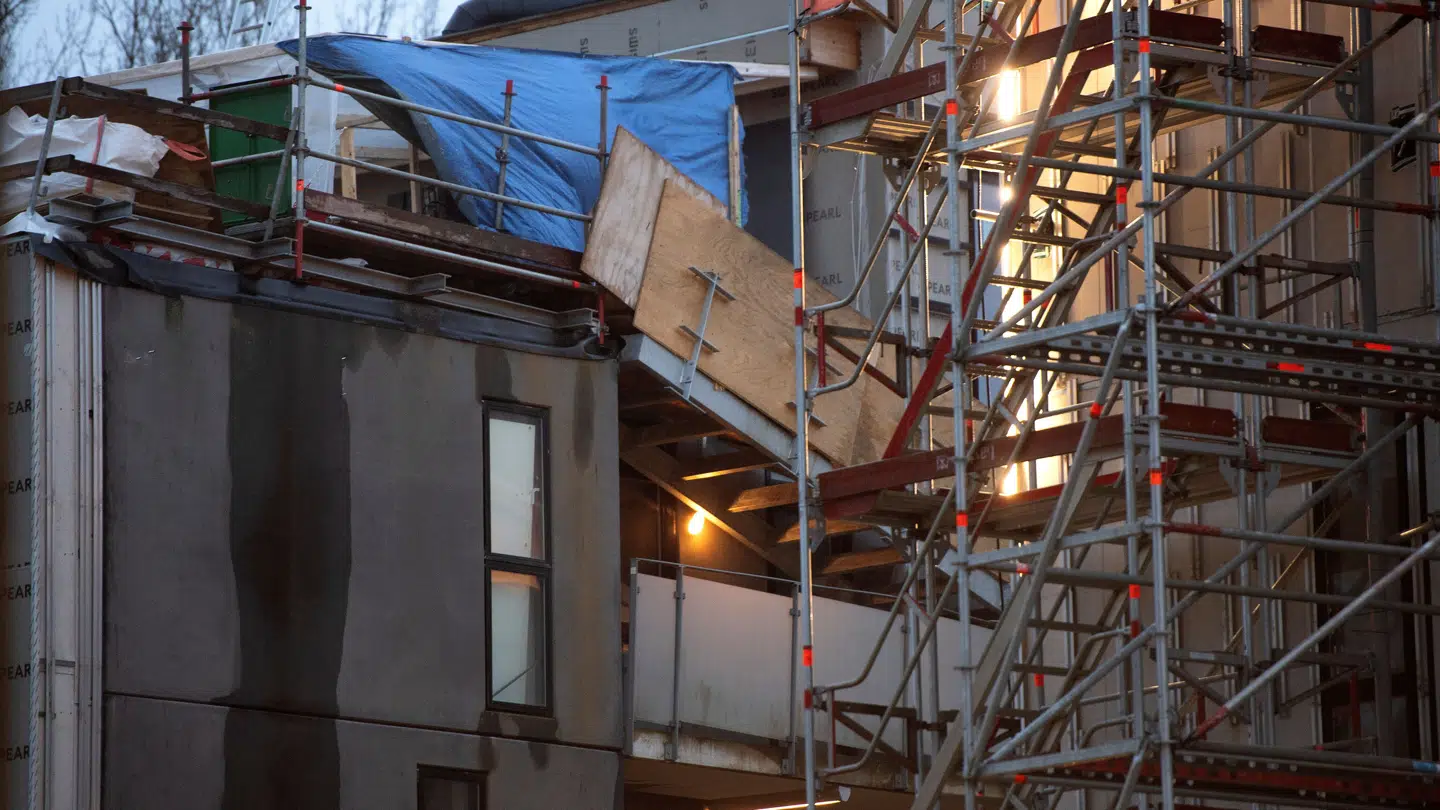 Den sammenstyrtede svalegang på Munkebjergvænget i Odense kostede en håndværker livet.