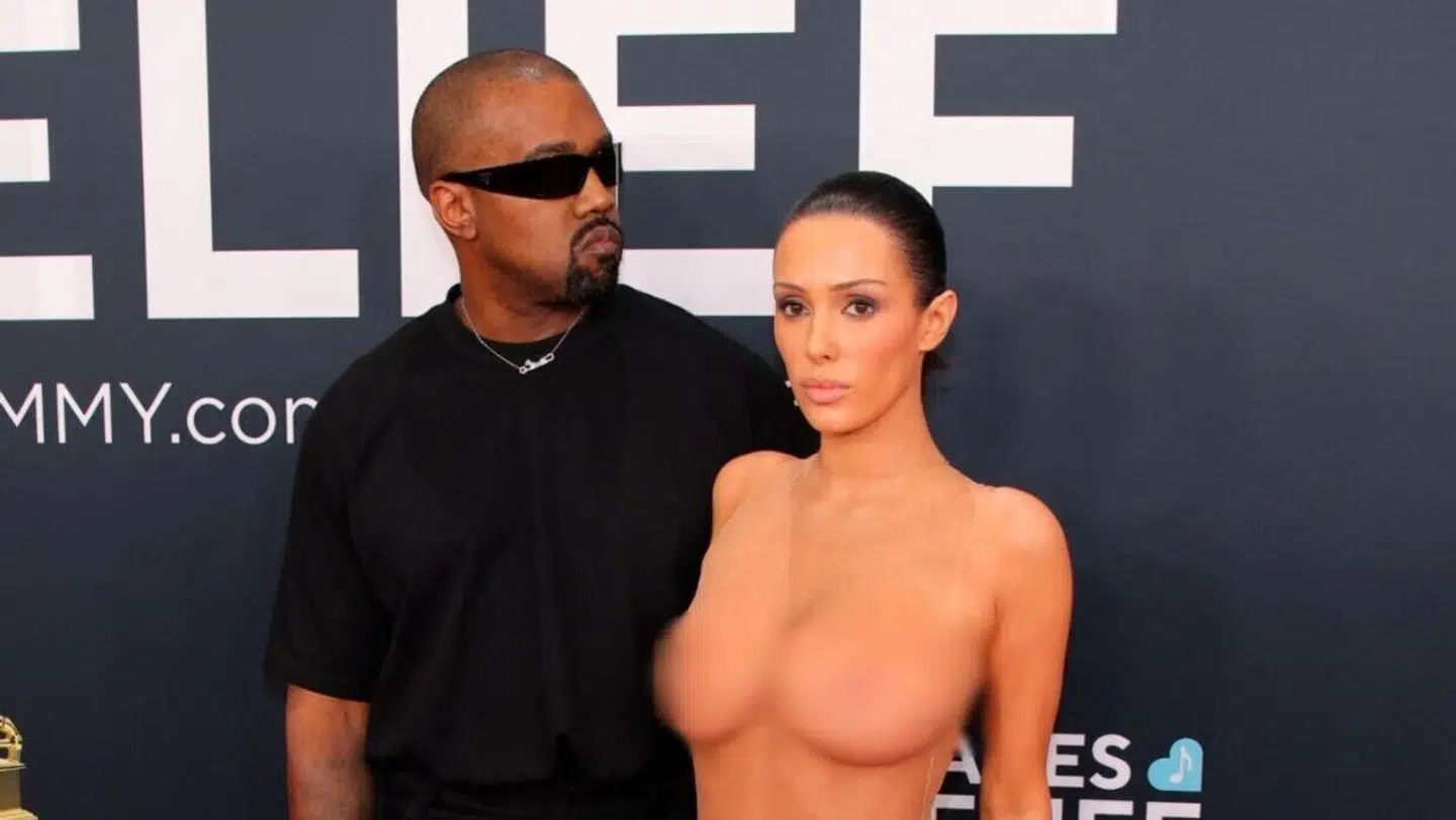 Kanye West og Bianca Censori på den røde løber til Grammys.