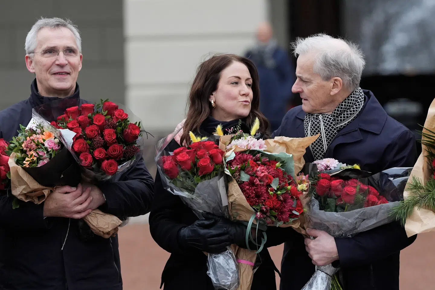 Norges statsminister Jonas Gahr Støre med Tonje Brenna og Jens Stoltenberg under præsentationen af den nye regering.