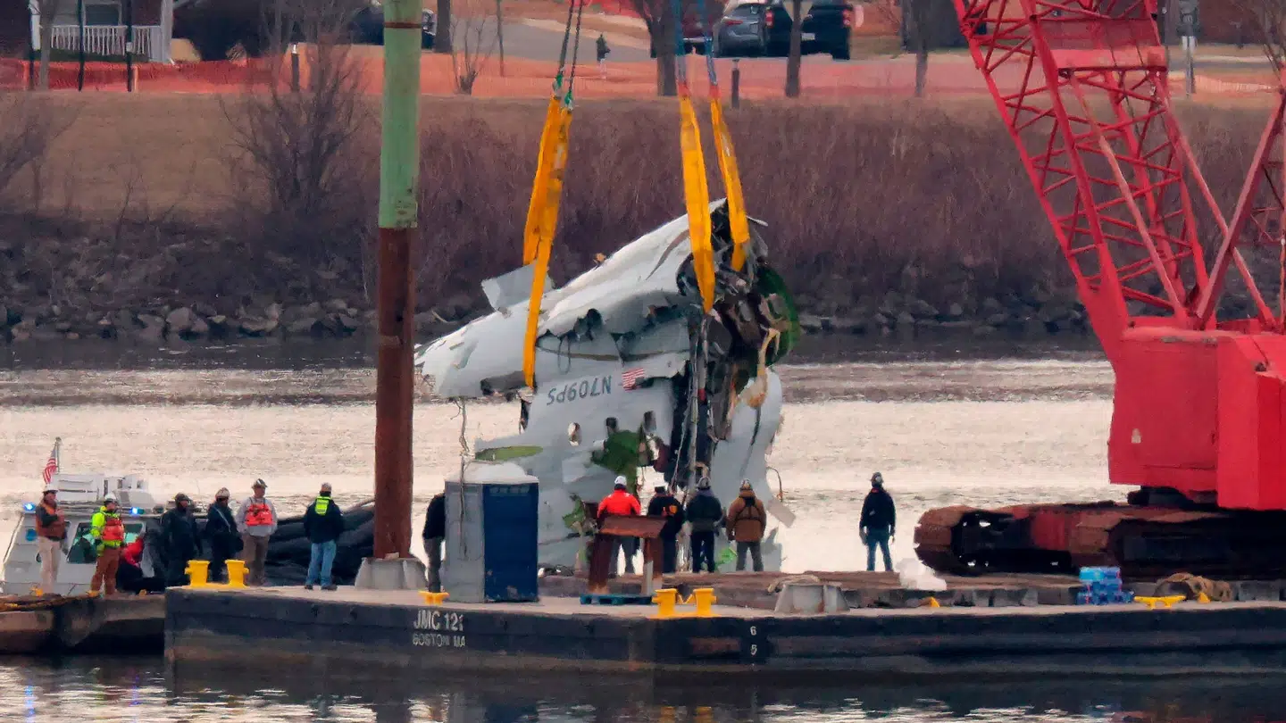 Vragdele fra flyet bliver hentet op fra Potomac, hvor det styrtede ned.