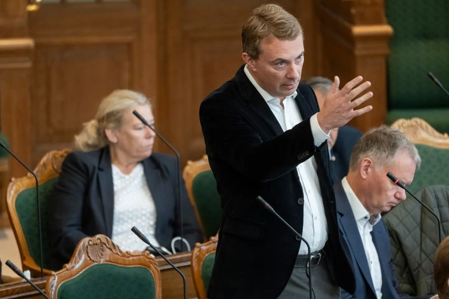 »En politiker som Morten Messerschmidt er enormt dygtig til at formidle komplekse emner på en måde, så de fleste kan nikke genkendende til hans konklusioner. Han taler ind i vores alle sammens 'svinehund',« skriver Benjamin Holstebroe.