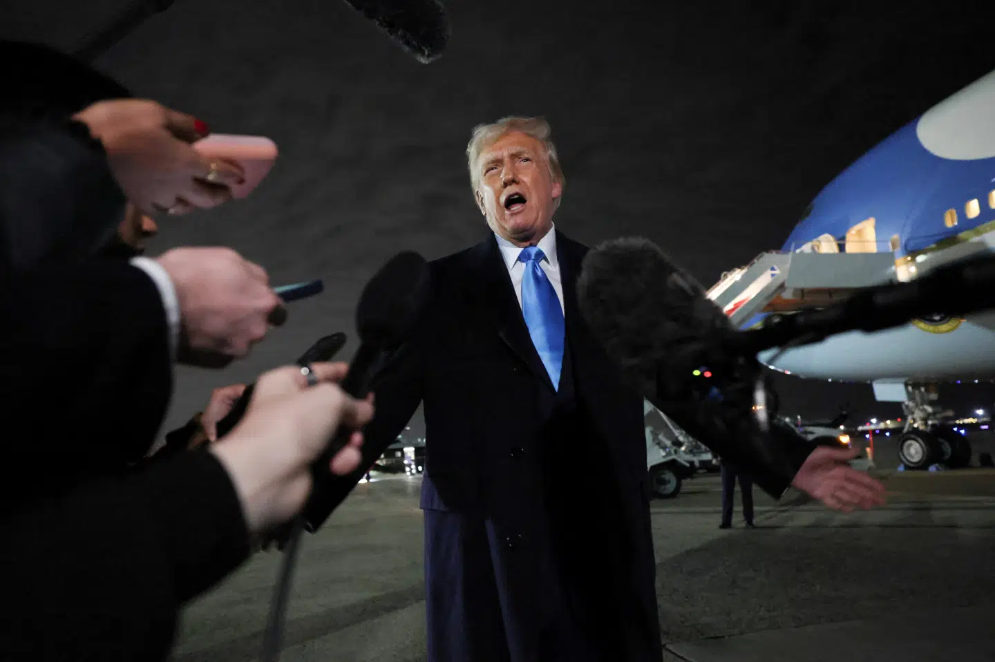 Donald Trump truede med told på varer fra Kina, Canada og Mexico. Straftold på Canada og Mexico er indtil videre sat på pause. Kina er i gang med at gengælde med straftold på amerikanske varer.