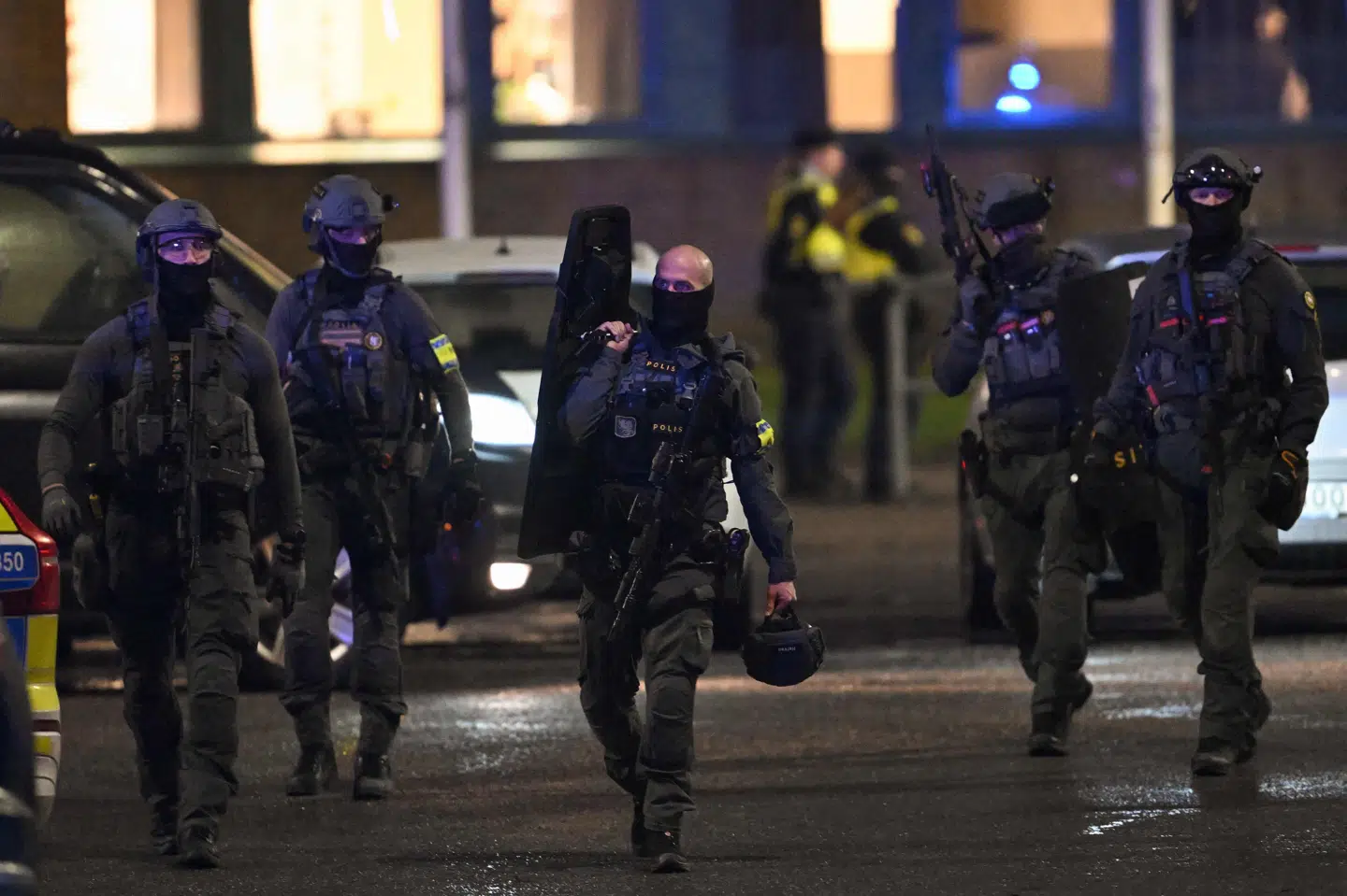 Svenske specialstyrker forlader skole i Örebro tirsdag.