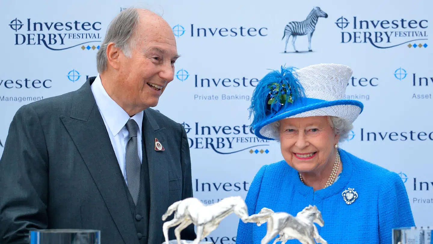 Den britiske dronning Elizabeth var i selskab med Aga Khan efter et hestevædeløb.