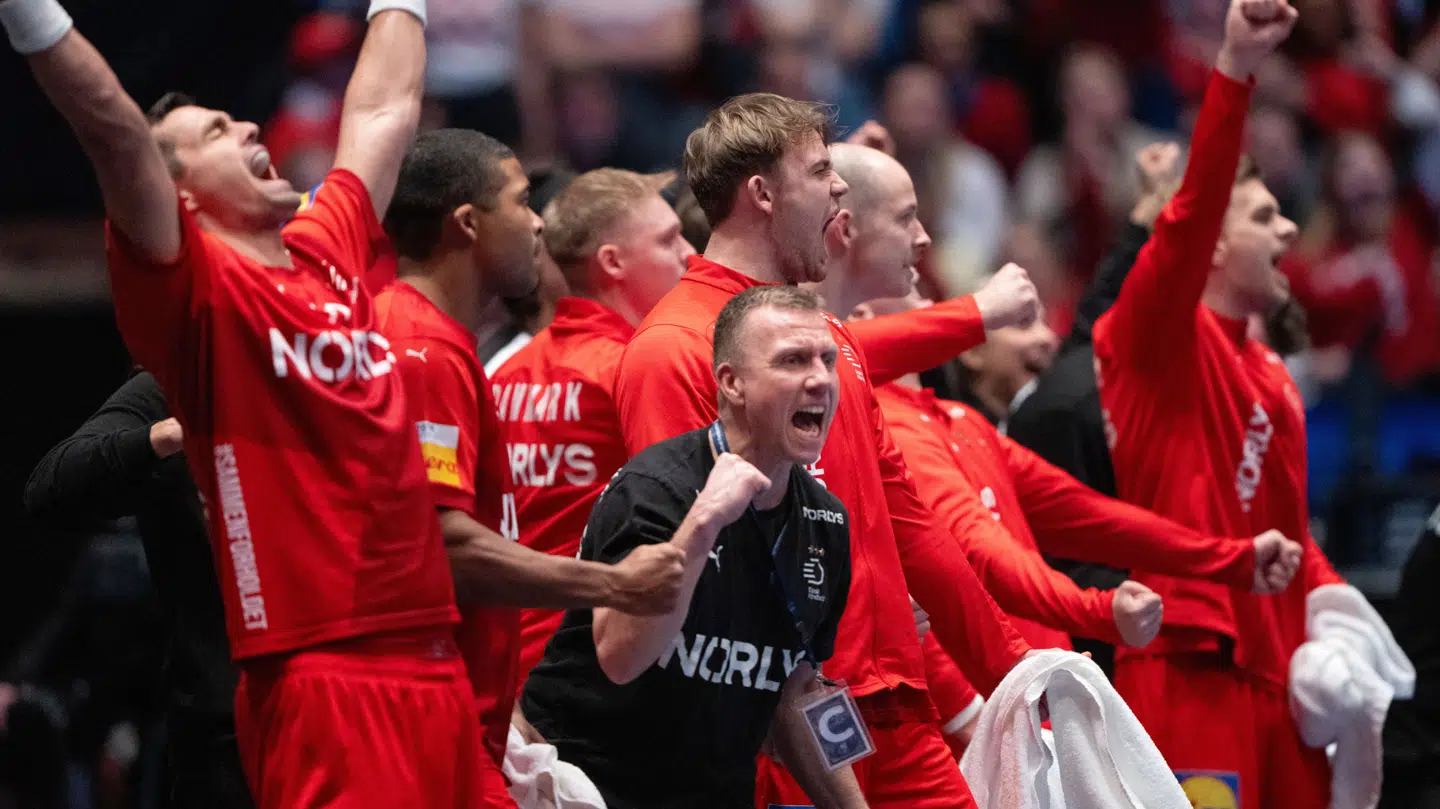 Jubel hos assistenttræner Henrik Kronborg og den danske bænk under håndbold VM-finalen imellem Danmark og Kroatien.