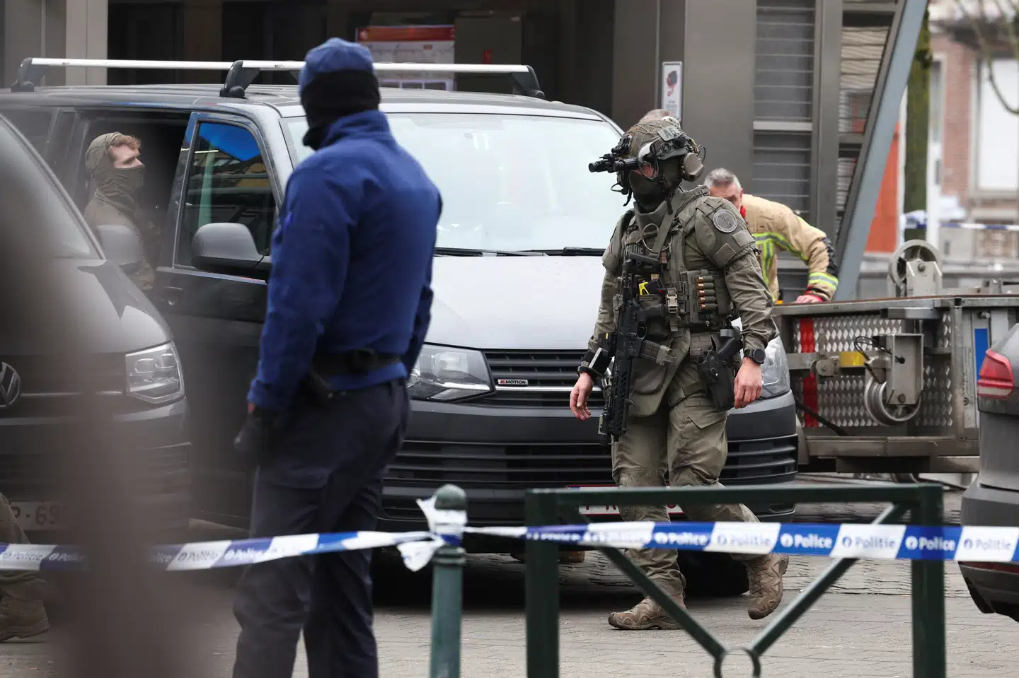 Politiet arbejder på metrostationen Clémenceau efter et skyderi i Belgiens hovedstad, Bruxelles.