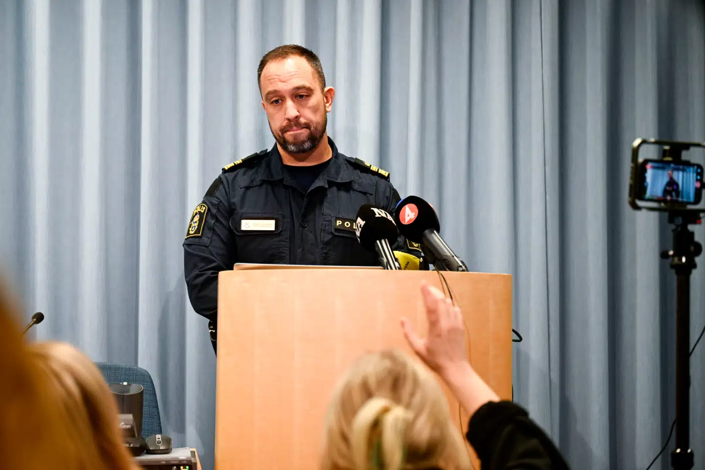 Chefen for Örebros lokalpoliti, Roberto Eid Forest, holder pressemøde i timerne efter skoleskyderiet. Foto: Pontus Lundahl, Scanpix