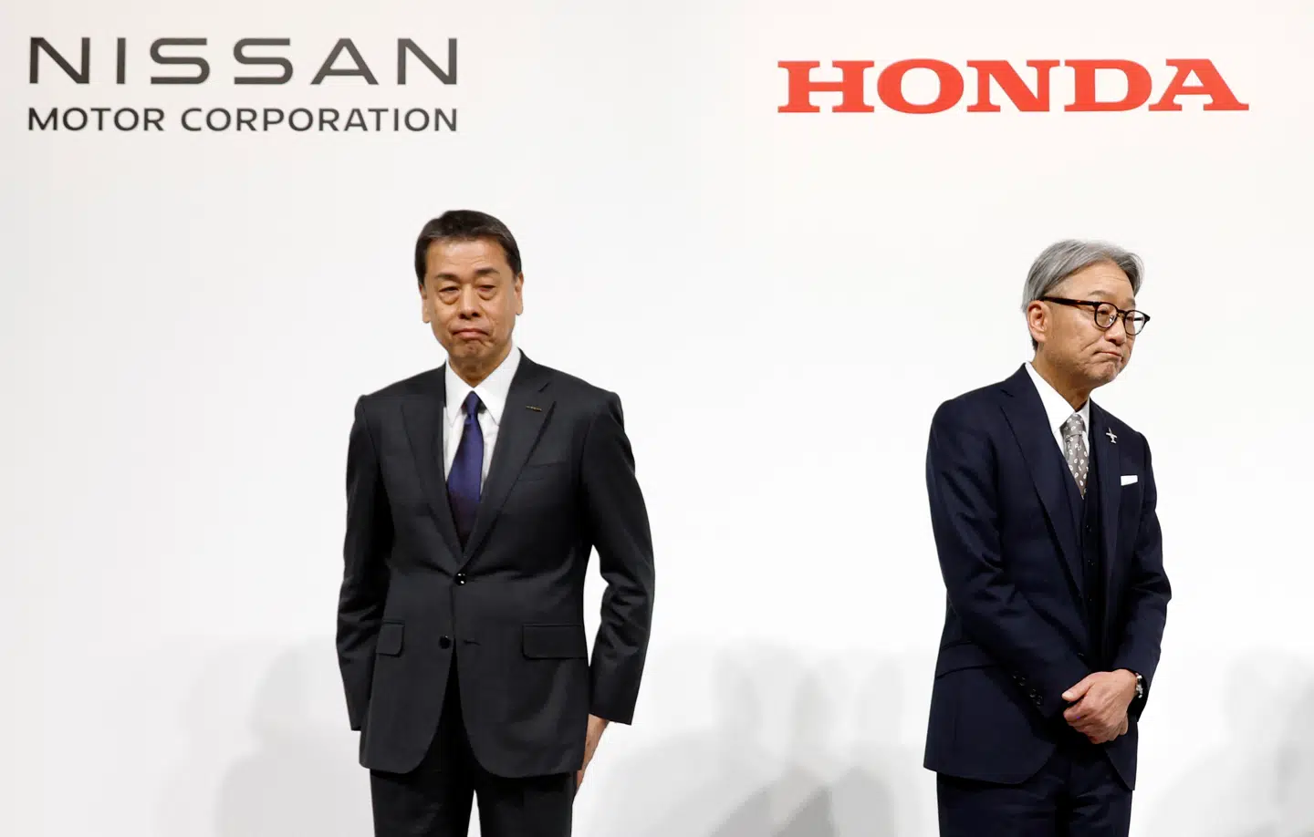 Nissans topchef, Makoto Uchida (tv.), og Hondas topchef, Toshihiro Mibe (th.), annoncerede 23. december 2024 i Tokyo, at de har indledt forhandlinger om at slå sig sammen. Siden er der kommet kurrer på tråden.