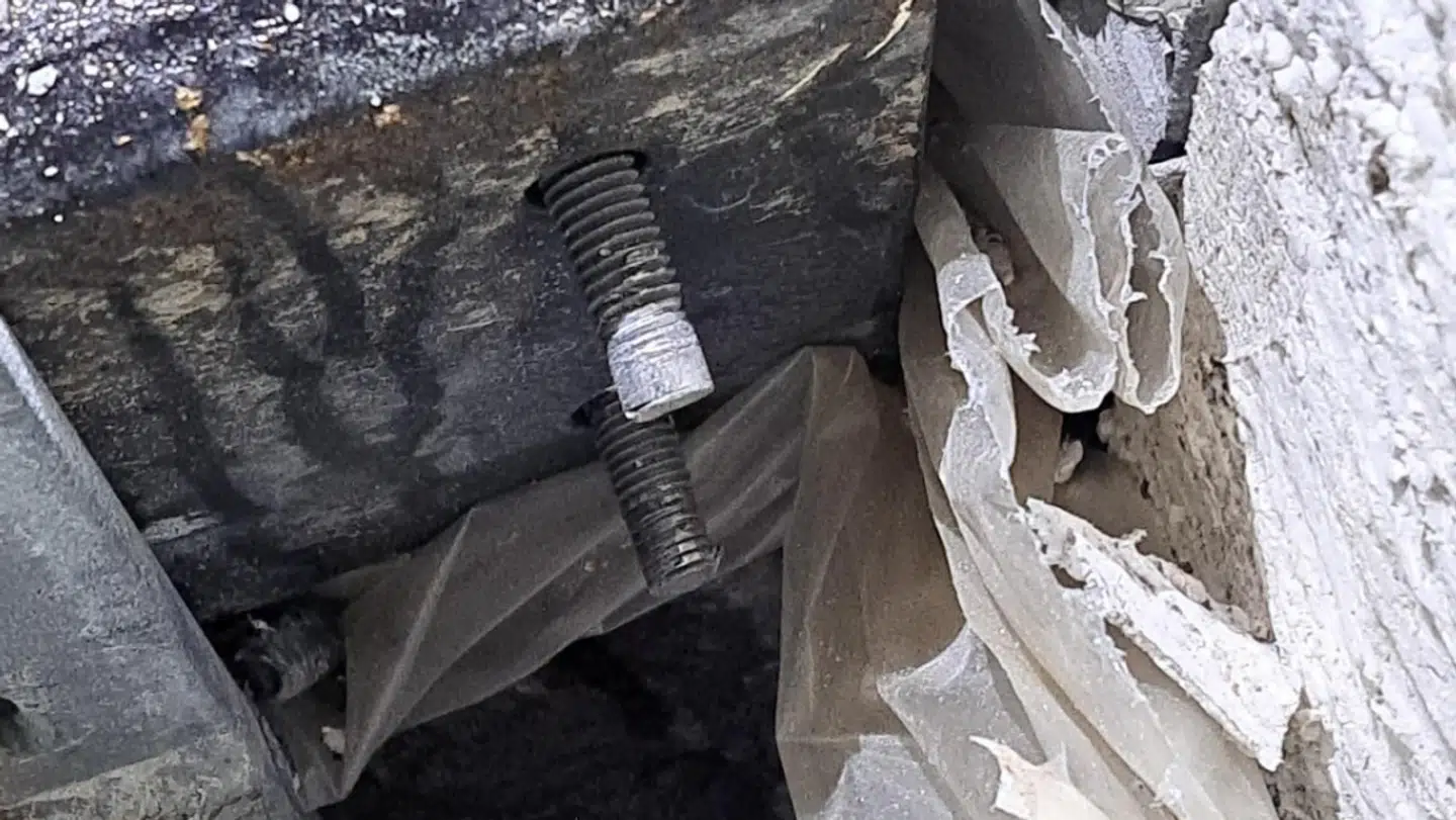 Ifølge Arbejdstilsynet ses her to af boltene, som var årsag til ulykken. Det ses, at gevindet er delvist revet af boltene.