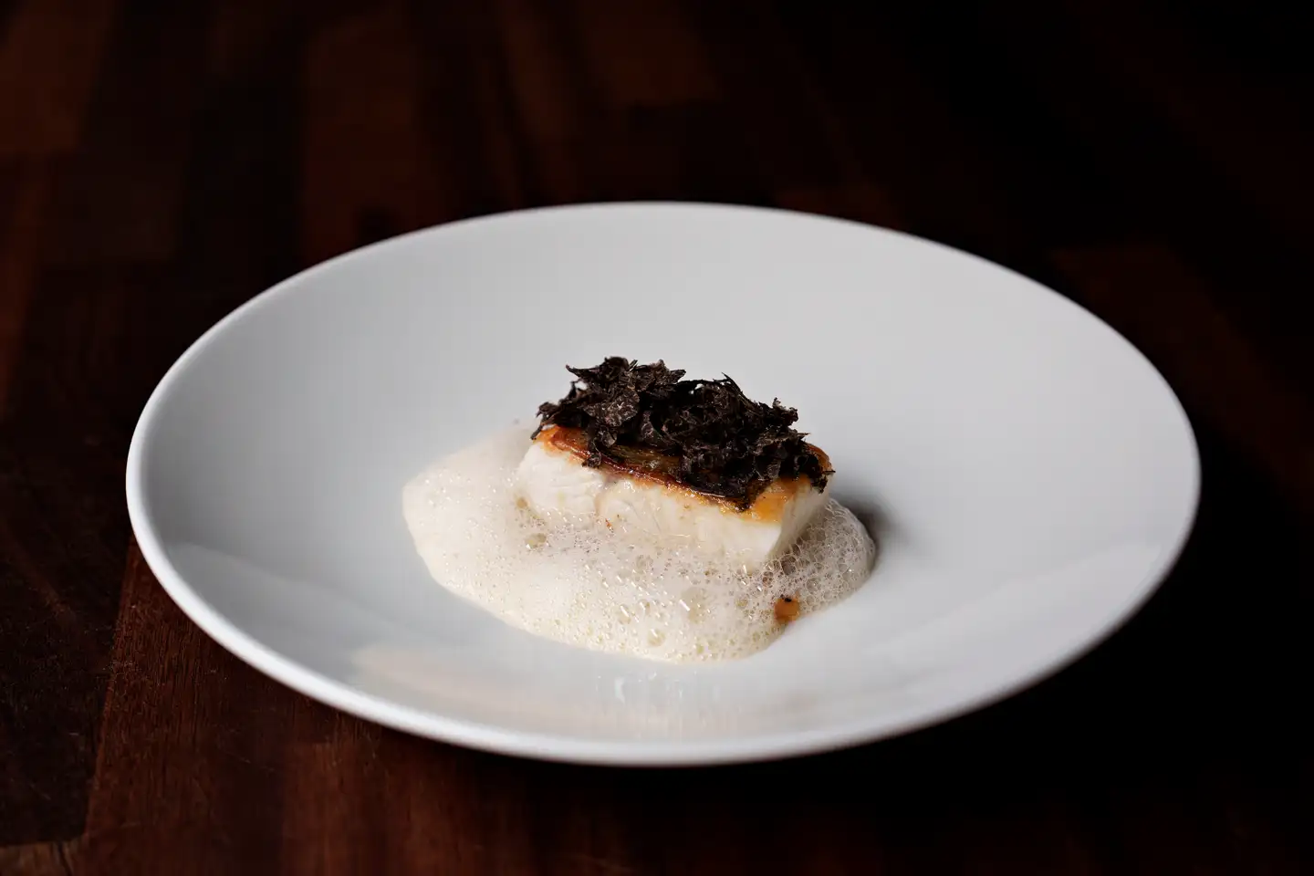 En ærkefransk luksusrestaurant må have sorte vintertrøfler på menuen i højsæsonen, skriver Søren Frank, der  var begejstret for den skindstegte sandart med sort trøffel.