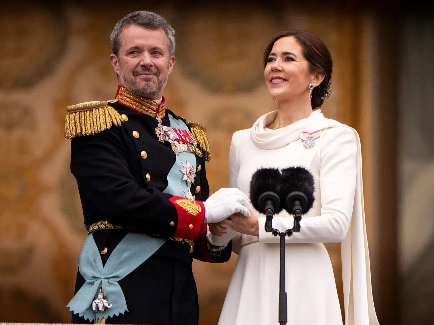 !4. januar 2024 blev kong Frederik udråbt som konge på Christiansborg Slot, hvormed dronning Mary samtidig blev dronning af Danmark.