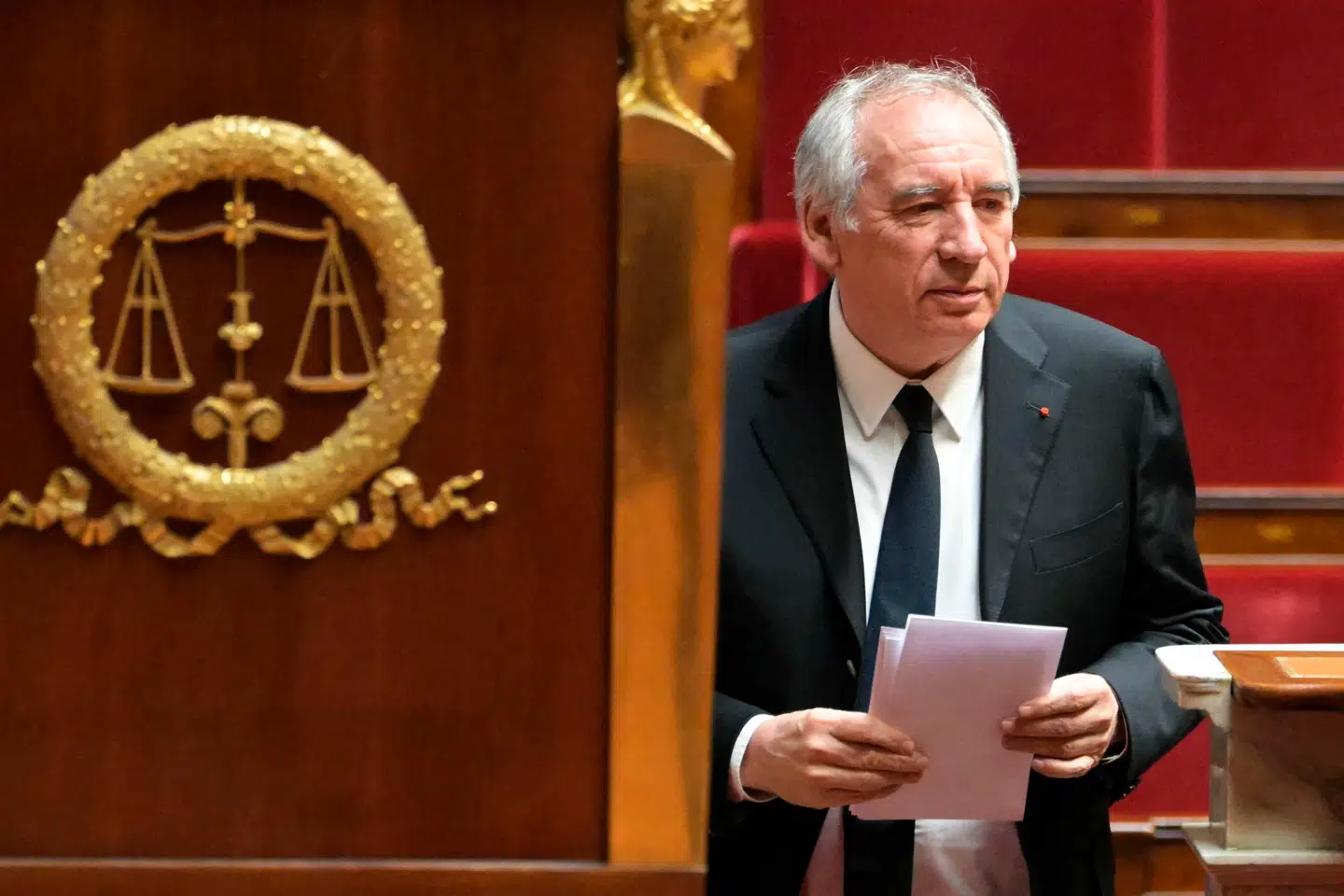 François Bayrou overlevede onsdag sin første »matchball« som Frankrigs premierminister, da et overraskende bredt flertal nedstemte et mistillidsvotum mod ham.