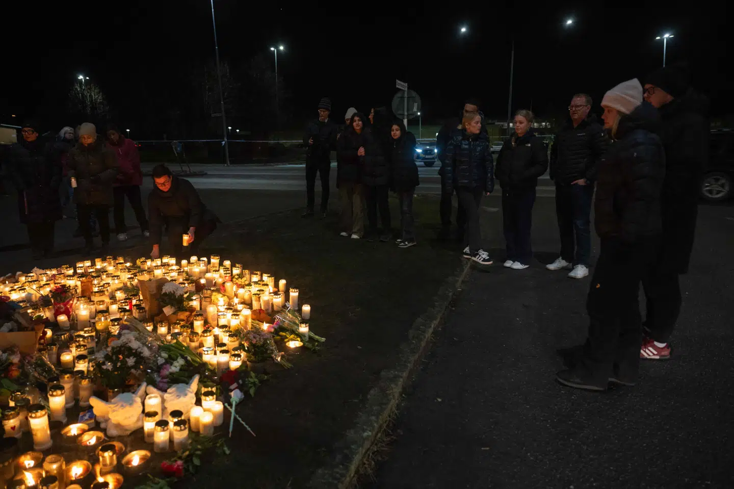 Billede fra onsdag hvor folk samles nær Campus Risbergska i Örebro, hvor mindst 11 personer tirsdag mistede livet i skyderi. Elon Musk har på X delt opslag med falsk påstand om, at medier og politikere i Europa ikke har nævnt hændelsen.