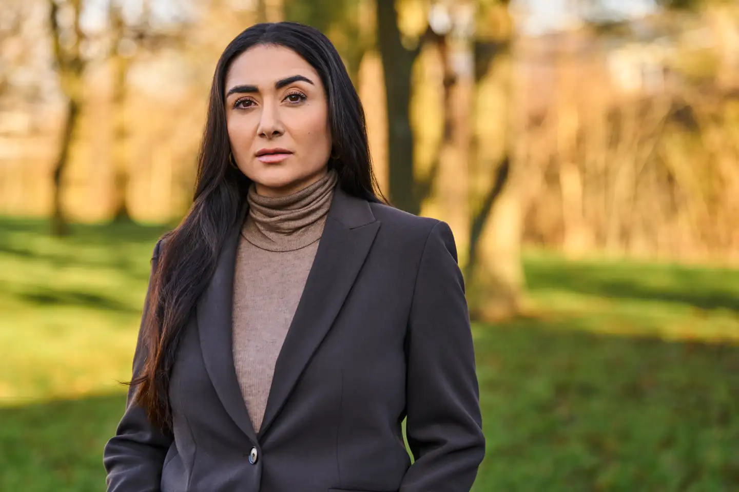 »Forhippet på at udpege en skurk eller opnå et eller andet gennembrud i sagen kaster journalisterne Camilia Soltani Østergaard (billedet) og Sarah Haagerup om sig med mistænkeliggørelse af bestemte, virkelige mennesker,« skriver Berlingskes anmelder.