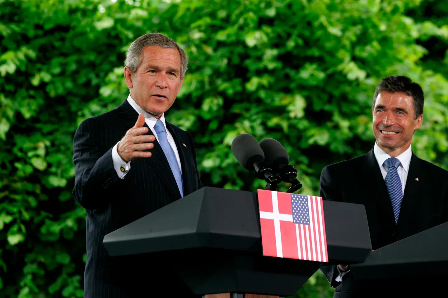 Som statsminister stod Anders Fogh Rasmussen skulder ved skulder med USAs præsident George W. Bush, der her ses under sit besøg i Danmark i 2005. Nu knap tyve år senere er Fogh ved at miste tilliden til USA på grund af præsident Donald Trump, hvis første uger i embedet han omtaler som »rystende« og »hårrejsende«.