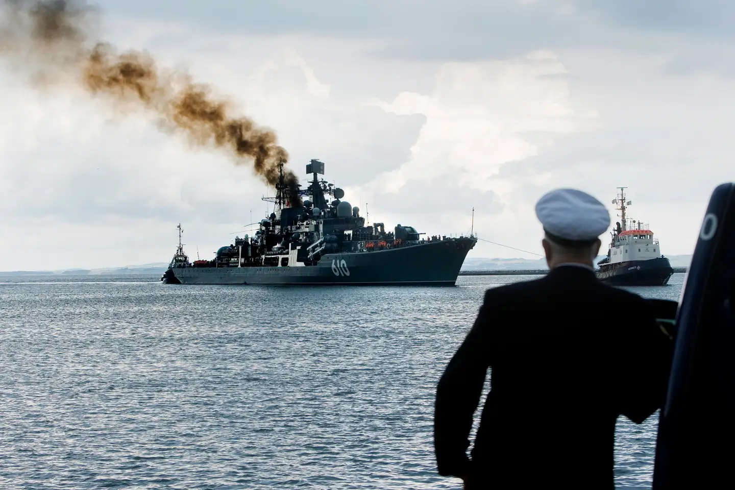 Den russiske destroyer »Nastoychivy« under besøg i Aarhus, da spændingerne var mindre. Det russiske skib skyder en fart på op til 32,7 knob og kan dermed ubesværet sejle fra de nye patruljefartøjer, Danmark har brugt et trecifret millionbeløb på at designe. Flere eksperter kritiserer forløbet.