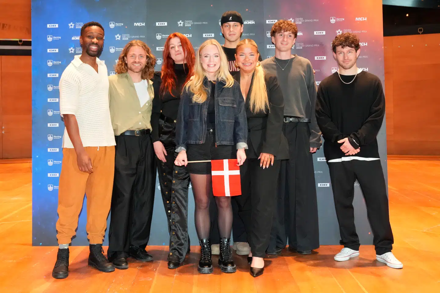 De otte artister, der skal konkurrere ved Dansk Melodi Grand Prix, blev præsenteret i DR Koncerthuset torsdag formiddag. To af dem er kendt fra X Factor, mens én af dem er tidligere dansk grand prix-vinder. Derudover er navnene ukendte for den brede befolkning. Men det er helt bevidst, siger den danske chef for festen.