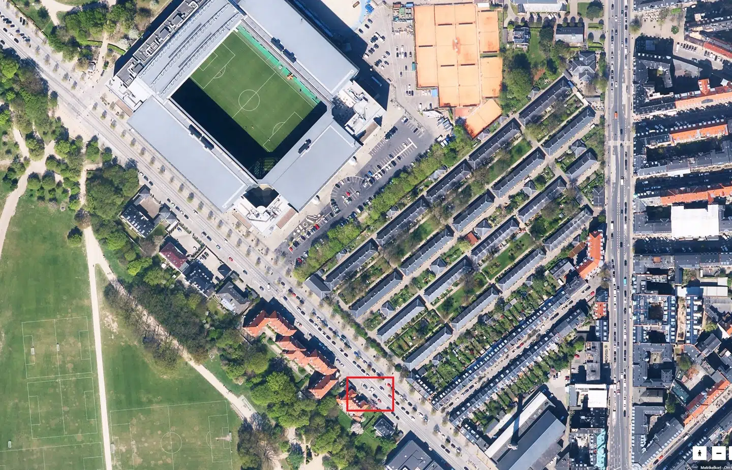 Den røde firkant viser, hvor overfaldet skete. Parken kan man se øverst i billedet.