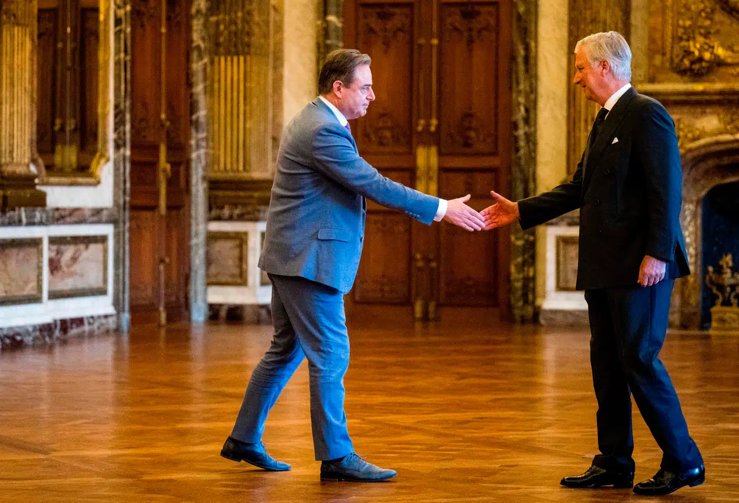 Belgiens nye premierminister Bart De Wever hilser på Kong Philippe under weekendens edsceremoni for den føderale regering i Det Kongelige Palads i Bruxelles. Foto: Jasper Jacobs, Scanpix
