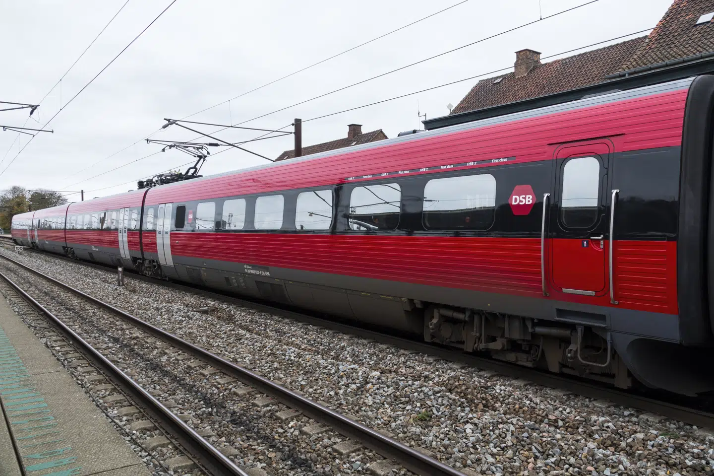 DSB har været meget mere punktlig sidste år end i 2023. Det skyldes blandt andet en mere robust køreplan og færre fejl på skinner og køreledninger. (Arkivfoto).