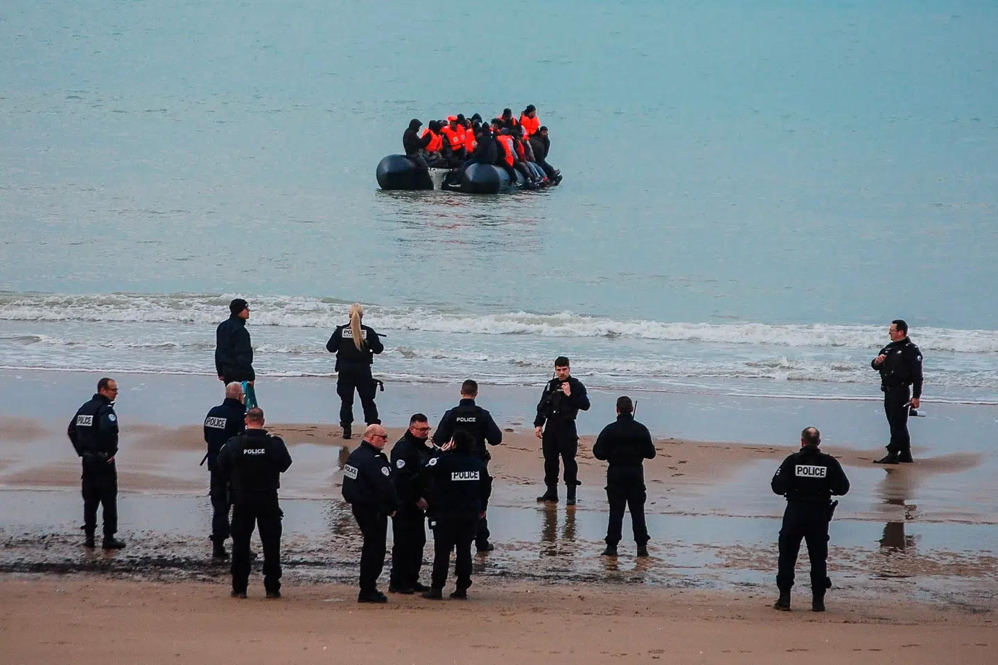 Gummibåd med migranter nær Calais, Nordfrankrig. Målet med Labours nye antiterrorbeføjelser er at stoppe menneskesmuglerne, inden de sender desperate migranter over Den Engelske Kanal. Foto: Bernard Barron, Scanpix