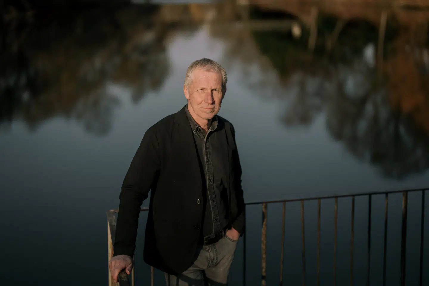 Kim Hundevadt skriver tæt på virkeligheden og har også prøvet at være et skridt foran virkeligheden. »Det kan jo være lidt af en udfordring,« siger han.